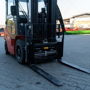 Дизельный вилочный погрузчик Noblelift FD25, кабина, обогреватель, гусматика