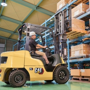 Дизельный погрузчик CAT DP25PT, мачта 3,3м