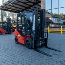 Дизельный вилочный погрузчик Noblelift FD25, кабина, обогреватель, гусматика