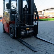 Дизельный вилочный погрузчик Noblelift FD25, кабина, обогреватель, гусматика